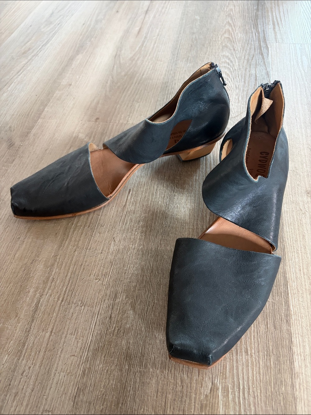 Black Cutout Low Heel Pumps - CYDWOQ